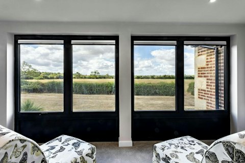 Let the light pour in through a full run of garden-facing windows