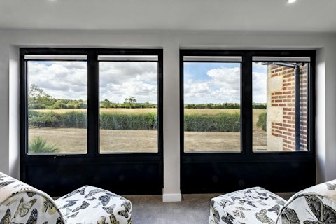 Let the light pour in through a full run of garden-facing windows
