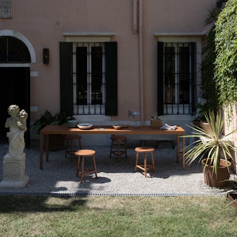 Enjoy elegant dinners outside in the garden