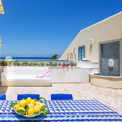 Get together for a barbecue beneath the stars in the courtyard