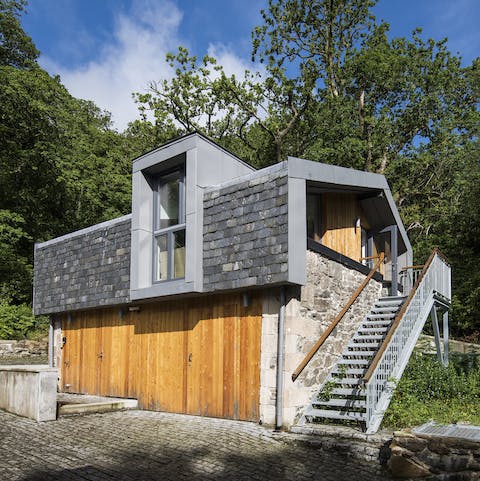 Enjoy the additional coach house annex