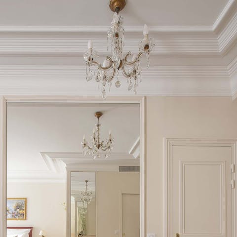 Be sure to ask your host about the grand jeweller's past of this Haussmannian building