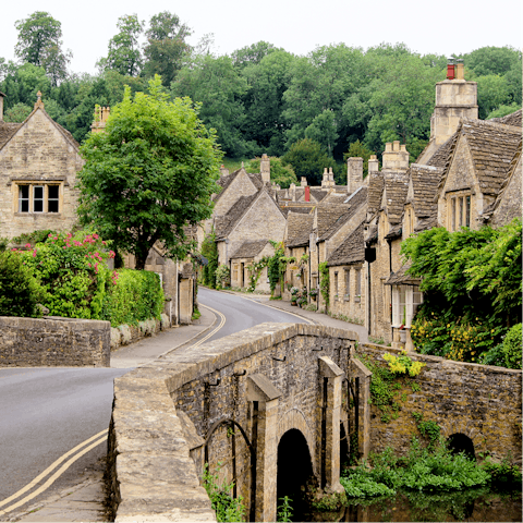 Explore beautiful Cotswolds villages – it takes five minutes to walk into Burford