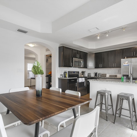 Have a quick bite at the breakfast bar or a leisurely brunch at the table