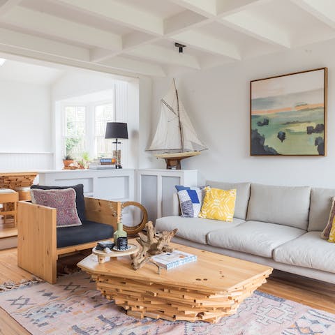 Grab a seat by the fire and feel immediately at ease in the cosy atmosphere surrounded by beautifully crafted furniture