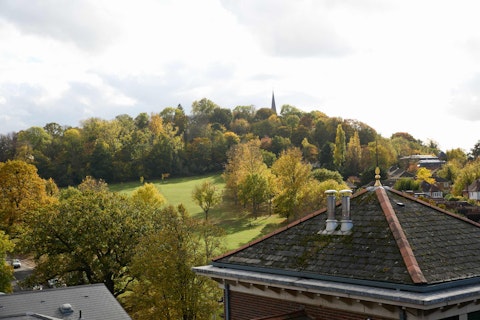 Stay in Harrow, a short walk from the hilltop village and the train