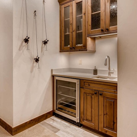 Take your pick from chilled wine or a cocktail prepared in the wet bar