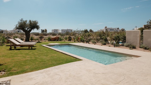 Float in the pool beneath the open Cycladic sky