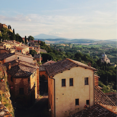 Stay close to the medieval hilltop town of Montepulciano