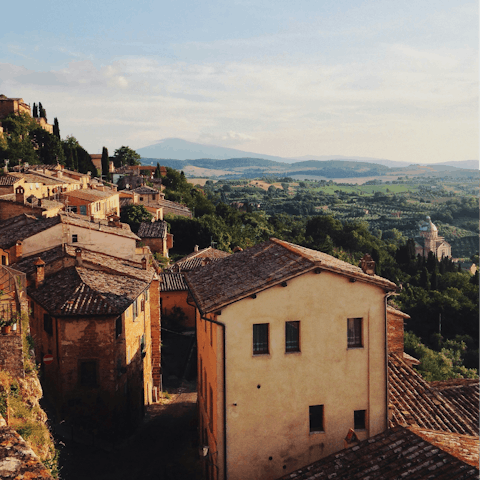 Stay close to the medieval hilltop town of Montepulciano