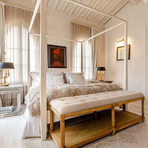 Rest your muscles and sink into the memory foam bed