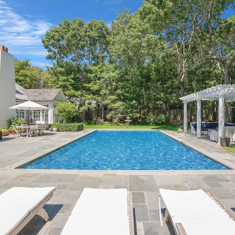 Pass the afternoon with swims in the pool and catnaps on the lounge chairs