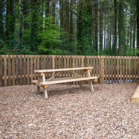 Tuck in to barbecue dinners on the outdoor picnic bench while breathing in the fresh woodland air