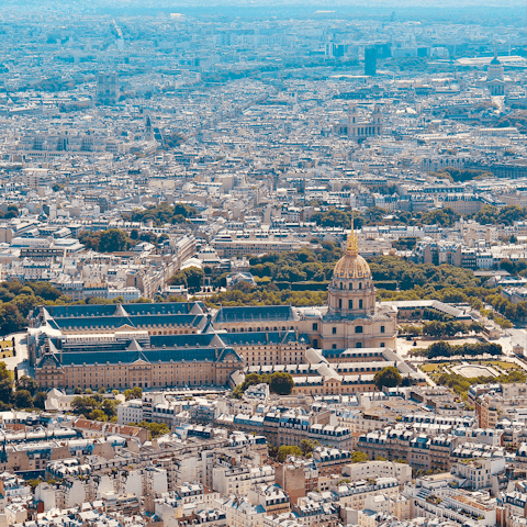 Walk to Hôtel des Invalides to visit Napoleon's tomb