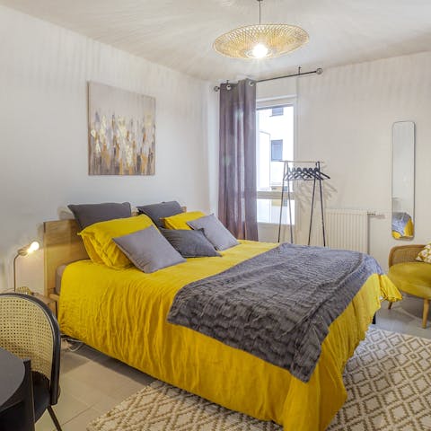 Wake up in the comfortable bedroom feeling rested and ready for another day of sightseeing