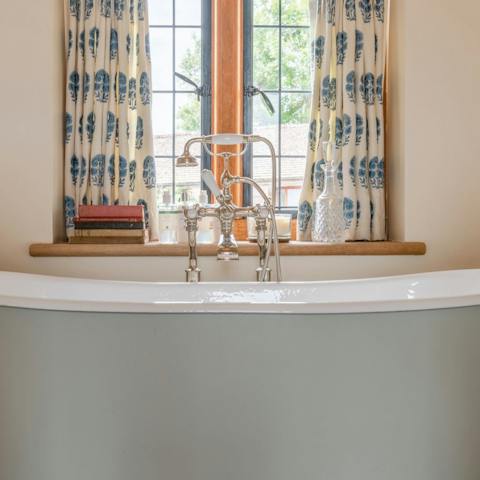 Sink into the depths of the free–standing bath & enjoy a moment of rest and relaxation