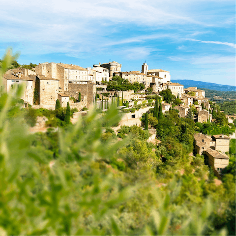 Explore the beautiful hills and villages of Provence – your home is a 6km drive from Callas