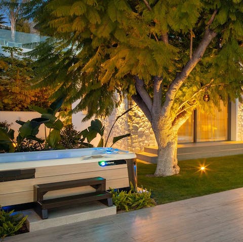 Bubble away in the private hot tub under the starry night sky