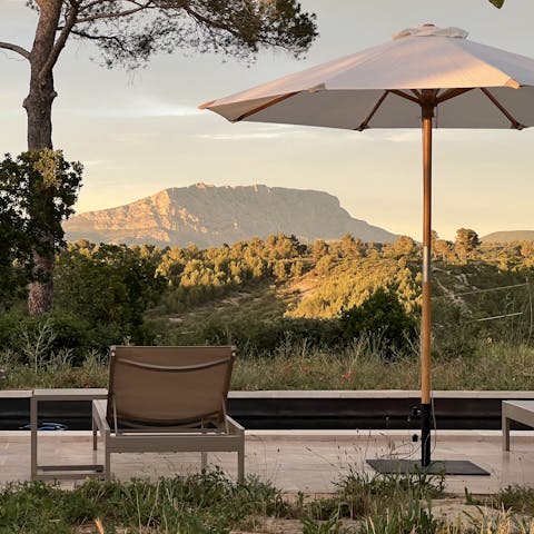 Watch the sunrise over Montagne Saint-Victoire