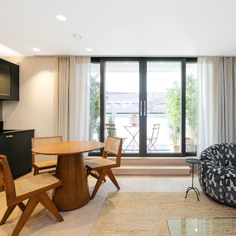 Serve your favourite evening drinks on the balcony