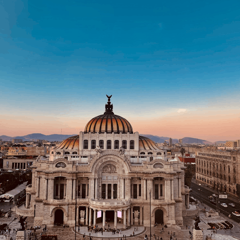 Take the nearby subway to visit the Palacio de Bellas Artes