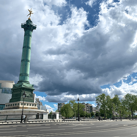 Stay on the beautiful Place de la Bastille