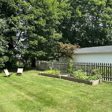Sun yourself in the garden while the kids play on the grass