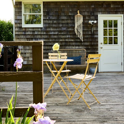 Sun yourself in the garden while the kids play on the grass
