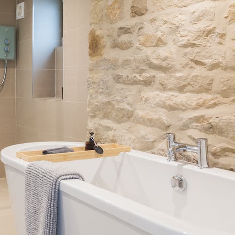 Unwind in the bathtub after a refreshing country walk around Bluebell Woods