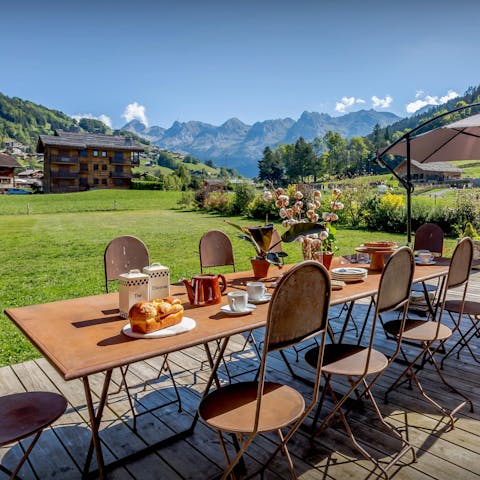 Dine alfresco, with far-reaching mountain views