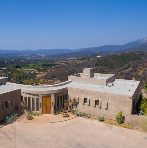 Stay on the edge of Los Padres National Forest