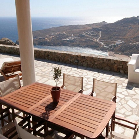 Dine outdoors and look down at Super Paradise Beach below
