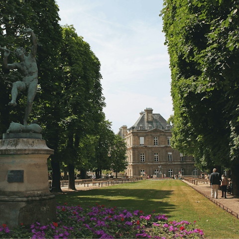 Take a picnic to nearby Jardin du Luxembourg
