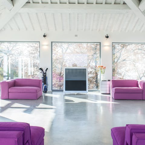 Relax out in the second annexe with its large windows and comfy modern furniture