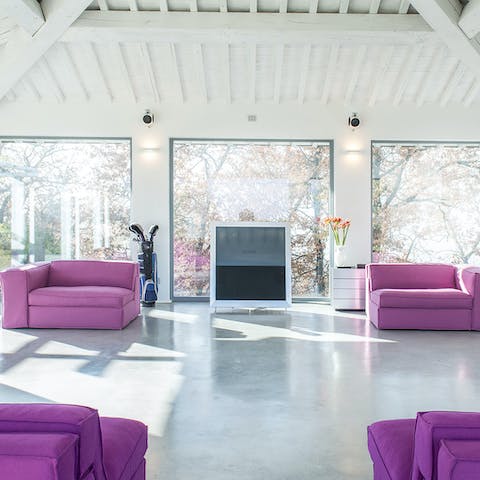 Relax out in the second annexe with its large windows and comfy modern furniture