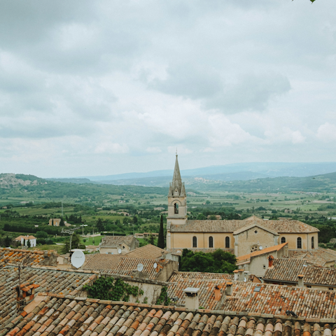 Visit pretty Bonnieux, a twenty-five-minute drive away