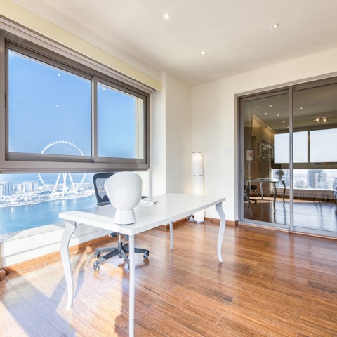 Sending emails is a breeze in this panoramic-viewed study
