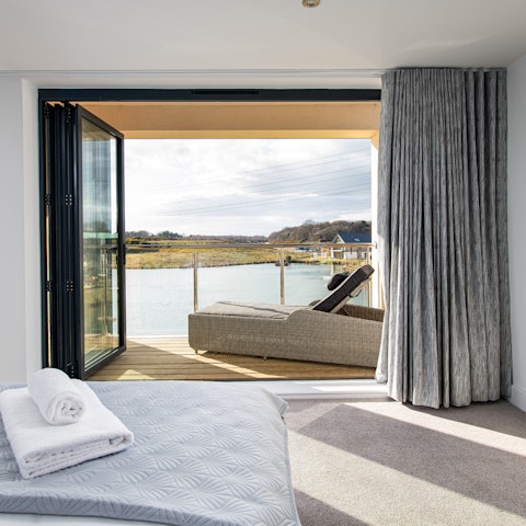 Enjoy leisurely living right by the lake (views included)