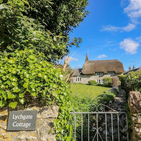 Lay on the lawn or enjoy a picnic at this thatched cottage