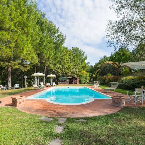 Relax in the Tuscan sun next to the shared swimming pool