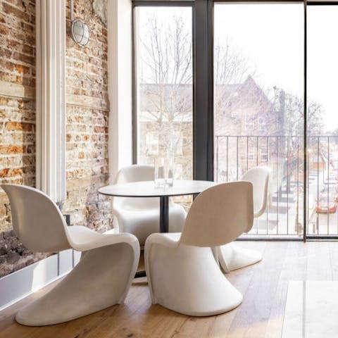 Gather around the dining table for quick bites between sightseeing