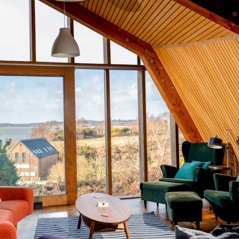 Cradle your coffee with a charming view across Lake Pier through the full-height glass frontage