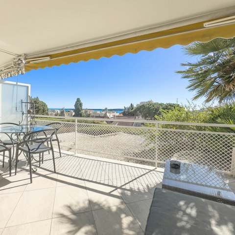 Serve your favourite evening drinks on the balcony