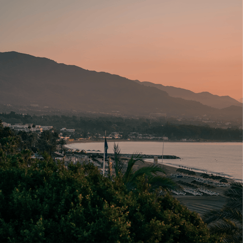 Discover the bars and beaches of Marbella, just ten minutes away
