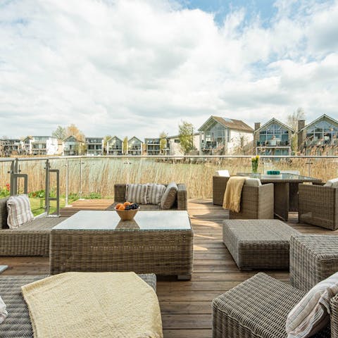 Make cocktail hour a nightly ritual on the lake-facing deck