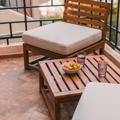 Relax in the Provençal sunshine on the balcony