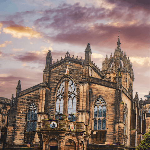 Stay next door to the grandeur of St Giles' cathedral
