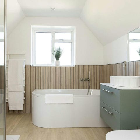 End the day with a soak in the en-suite bath