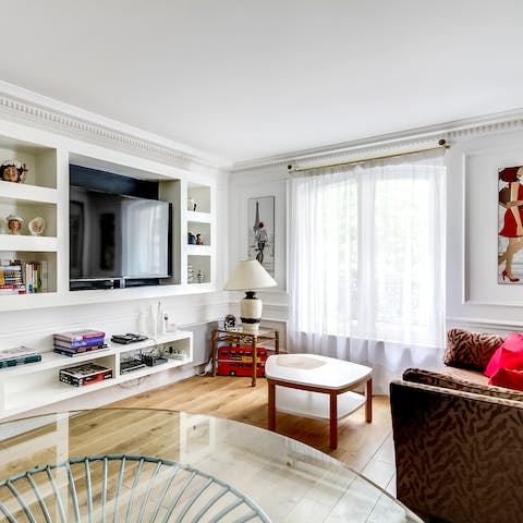 Settle in for a relaxing evening after a spent spent exploring the best of Paris, right on your doorstep
