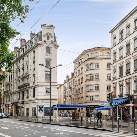 Stay in a commercial neighbourhood with plenty of shops, cafes and restaurants